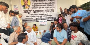 साहिल वाकोडे प्रकरणातील तपासावर ॲड. प्रकाश आंबेडकरांचा सवाल; आझाद मैदानावरील उपोषणकर्त्या आई-वडिलांची घेतली भेट