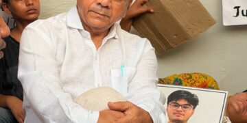 साहिल वाकोडे प्रकरणातील तपासावर ॲड. प्रकाश आंबेडकरांचा सवाल; आझाद मैदानावरील उपोषणकर्त्या आई-वडिलांची घेतली भेट